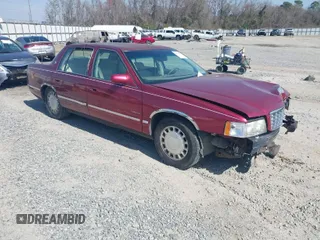 1999 Cadillac DeVille z VIN 1G6KD54Y8XU771788, wystawiony jako IAAI lot #41734590 z przebiegiem 84 302 mil mil oraz . Historia ofert i sprzedaży dostępna na DreamBid. Obrazek 1.
