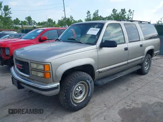 1999 GMC Suburban z VIN 3GKGK26J2XG505570, wystawiony jako IAAI lot #42358504 z przebiegiem 115 253 mil mil oraz . Historia ofert i sprzedaży dostępna na DreamBid. Obrazek 2.