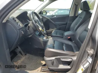 2017 Volkswagen Tiguan S z VIN WVGBV7AX5HK040715, wystawiony jako Copart lot #59883765 z przebiegiem 175 805 mil mil oraz Szkoda całkowita • Salvage title. Historia ofert i sprzedaży dostępna na DreamBid. Obrazek 7.