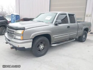 2006 Chevrolet Silverado 1500 LT2 with VIN 2GCEK19B761113578, listed as a IAAI auction lot 41163232 with 67,875 mi miles. Bid and sale history available at carsss.com. Image 2.