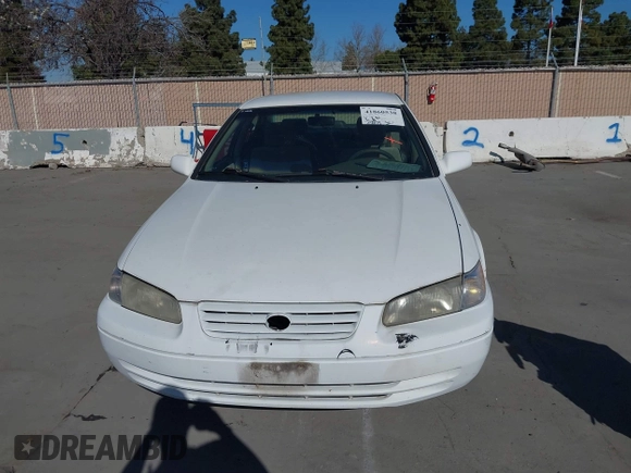 1998 Toyota Camry LE z VIN JT2BF22K9W0090879, wystawiony jako IAAI lot #41860538 z przebiegiem 248 879 mil mil oraz . Historia ofert i sprzedaży dostępna na DreamBid. Obrazek 6.
