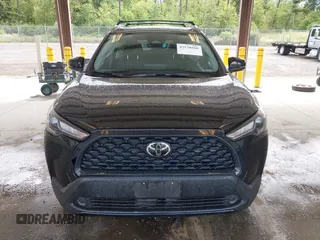 2023 Toyota Corolla Cross LE z VIN 7MUCAABG9PV051438, wystawiony jako IAAI lot #42538566 z przebiegiem 82 437 mil mil oraz . Historia ofert i sprzedaży dostępna na DreamBid. Obrazek 12.