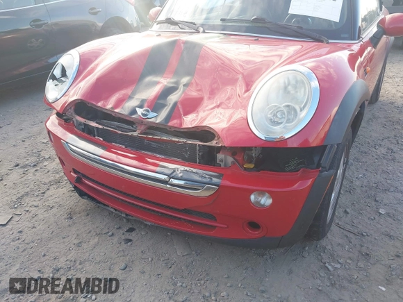 2008 MINI Convertible z VIN WMWRF33578TF68318, wystawiony jako IAAI lot #41201782 z przebiegiem 119 649 mil mil oraz . Historia ofert i sprzedaży dostępna na DreamBid. Obrazek 6.