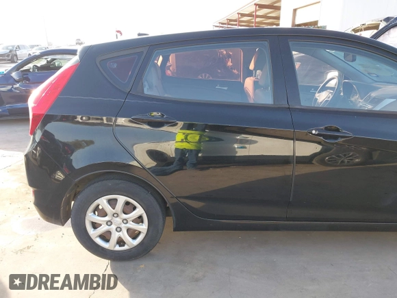 2013 Hyundai Accent GS z VIN KMHCT5AE7DU083304, wystawiony jako IAAI lot #41847588 z przebiegiem 133 971 mil mil oraz . Historia ofert i sprzedaży dostępna na DreamBid. Obrazek 18.