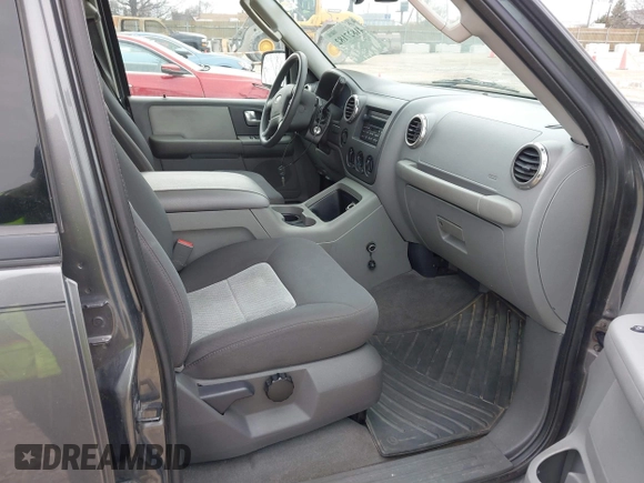 2004 Ford Expedition Special Service with VIN 1FMPU16L44LA06653, listed as a IAAI auction lot 41827182 with 125,996 mi miles. Bid and sale history available at carsss.com. Image 5.