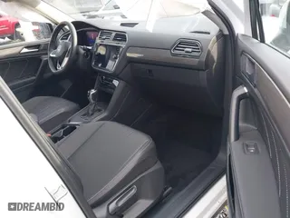2022 Volkswagen Tiguan SE with VIN 3VV3B7AX0NM121824, listed as a IAAI auction lot 40910015 with 21,825 mi miles. Bid and sale history available at carsss.com. Image 5.