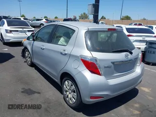 2012 Toyota Yaris L z VIN JTDKTUD3XCD533644, wystawiony jako IAAI lot #42286777 z przebiegiem 149 185 mil mil oraz . Historia ofert i sprzedaży dostępna na DreamBid. Obrazek 3.