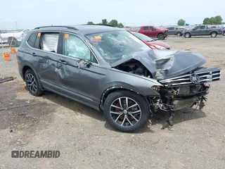 2021 Volkswagen Tiguan SE z VIN 3VV3B7AX8MM159316, wystawiony jako IAAI lot #42525546 z przebiegiem 70 141 mil mil oraz . Historia ofert i sprzedaży dostępna na DreamBid. Obrazek 1.