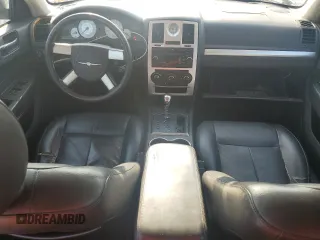 2008 Chrysler 300 Touring z VIN 2C3KA53G38H142026, wystawiony jako Copart lot #56318035 z przebiegiem 168 067 mil mil oraz Szkoda całkowita • Salvage title. Historia ofert i sprzedaży dostępna na DreamBid. Obrazek 8.