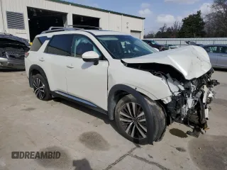 2023 Nissan Pathfinder Platinum z VIN 5N1DR3DGXPC272592, wystawiony jako Copart lot #46348395 z przebiegiem 27 669 mil mil oraz Szkoda całkowita • Salvage title. Historia ofert i sprzedaży dostępna na DreamBid. Obrazek 4.