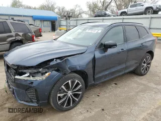 2025 Volvo XC60 Plus z VIN YV4M12RC5S1043685, wystawiony jako Copart lot #50748435 z przebiegiem 380 mil mil oraz Szkoda całkowita • Salvage title. Historia ofert i sprzedaży dostępna na DreamBid. Obrazek 1.