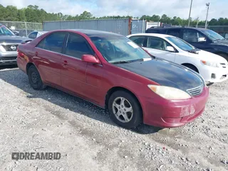 2005 Toyota Camry LE z VIN 4T1BE30KX5U088385, wystawiony jako IAAI lot #42341203 z przebiegiem 303 609 mil mil oraz . Historia ofert i sprzedaży dostępna na DreamBid. Obrazek 1.