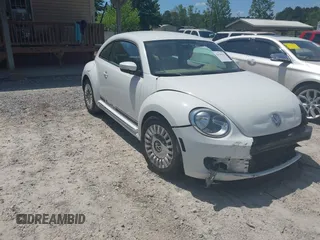 2013 Volkswagen Beetle 2.5L w/Sun с VIN 3VWJP7AT2DM659280, выставлен на аукционе IAAI как лот 42165515 с пробегом Не указан миль и . История ставок и продаж доступна на DreamBid. Изображение 1.