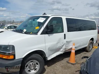 2020 Chevrolet Express Passenger LT z VIN 1GAZGPFG0L1243105, wystawiony jako IAAI lot #42086334 z przebiegiem 79 370 mil mil oraz . Historia ofert i sprzedaży dostępna na DreamBid. Obrazek 14.