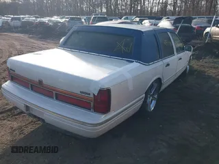 1996 Lincoln Town Car Signature z VIN 1LNLM82W4TY653935, wystawiony jako IAAI lot #41648479 z przebiegiem Nie podano mil oraz . Historia ofert i sprzedaży dostępna na DreamBid. Obrazek 4.