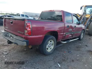 2005 Chevrolet Silverado 1500 LS z VIN 2GCEC13T651394768, wystawiony jako IAAI lot #41941443 z przebiegiem 371 563 mil mil oraz . Historia ofert i sprzedaży dostępna na DreamBid. Obrazek 4.