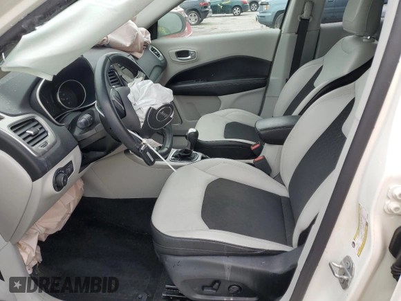2018 Jeep Compass Latitude z VIN 3C4NJDBB6JT282965, wystawiony jako Copart lot #59621735 z przebiegiem Nie podano mil oraz Szkoda całkowita • Salvage title. Historia ofert i sprzedaży dostępna na DreamBid. Obrazek 7.