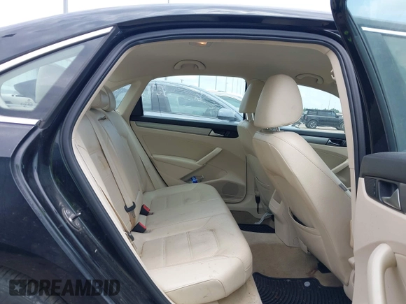2014 Volkswagen Passat S z VIN 1VWAT7A30EC053992, wystawiony jako IAAI lot #42276297 z przebiegiem 161 958 mil mil oraz . Historia ofert i sprzedaży dostępna na DreamBid. Obrazek 8.