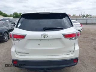 2015 Toyota Highlander XLE z VIN 5TDKKRFH0FS076120, wystawiony jako IAAI lot #42131646 z przebiegiem 117 623 mil mil oraz . Historia ofert i sprzedaży dostępna na DreamBid. Obrazek 16.