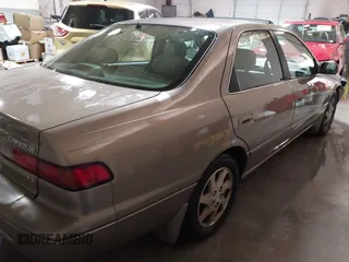 1999 Toyota Camry LE z VIN JT2BF28K7X0167855, wystawiony jako IAAI lot #41609230 z przebiegiem 242 398 mil mil oraz . Historia ofert i sprzedaży dostępna na DreamBid. Obrazek 4.