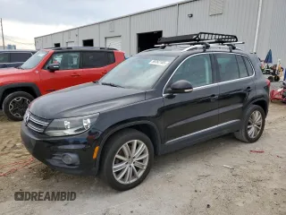 2012 Volkswagen Tiguan SE z VIN WVGAV7AX8CW524665, wystawiony jako Copart lot #59262185 z przebiegiem 131 032 mil mil oraz Tytuł czysty. Historia ofert i sprzedaży dostępna na DreamBid. Obrazek 1.