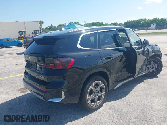 2025 BMW X1 xDrive28i z VIN WBX73EF05S5101750, wystawiony jako IAAI lot #42318885 z przebiegiem 13 923 mil mil oraz . Historia ofert i sprzedaży dostępna na DreamBid. Obrazek 4.