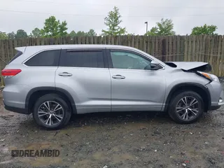 2018 Toyota Highlander LE z VIN 5TDZARFH2JS037796, wystawiony jako IAAI lot #42290819 z przebiegiem 62 638 mil mil oraz . Historia ofert i sprzedaży dostępna na DreamBid. Obrazek 13.
