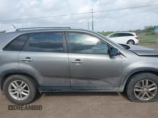 2015 Kia Sorento LX z VIN 5XYKT3A64FG584510, wystawiony jako IAAI lot #42164522 z przebiegiem 113 683 mil mil oraz . Historia ofert i sprzedaży dostępna na DreamBid. Obrazek 13.