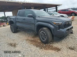 2024 Toyota Tacoma SR5 z VIN 3TYLB5JN0RT056369, wystawiony jako Copart lot #56704105 z przebiegiem 12 025 mil mil oraz Szkoda całkowita • Salvage title. Historia ofert i sprzedaży dostępna na DreamBid. Obrazek 4.