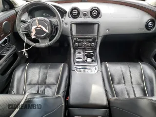 2015 Jaguar XJ Portfolio z VIN SAJWJ2GD4F8V79582, wystawiony jako Copart lot #42121395 z przebiegiem 65 017 mil mil oraz Szkoda całkowita • Salvage title. Historia ofert i sprzedaży dostępna na DreamBid. Obrazek 8.