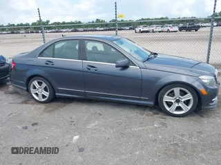2011 Mercedes-Benz C 300 Sport z VIN WDDGF5EB8BR162211, wystawiony jako IAAI lot #42437442 z przebiegiem 149 419 mil mil oraz . Historia ofert i sprzedaży dostępna na DreamBid. Obrazek 13.