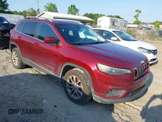 2019 Jeep Cherokee Latitude z VIN 1C4PJLCB9KD325901, wystawiony jako IAAI lot #42234702 z przebiegiem 212 784 mil mil oraz . Historia ofert i sprzedaży dostępna na DreamBid. Obrazek 1.