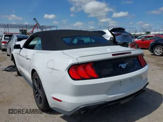 2018 Ford Mustang EcoBoost Premium z VIN 1FATP8UH3J5166286, wystawiony jako IAAI lot #42390424 z przebiegiem 92 077 mil mil oraz . Historia ofert i sprzedaży dostępna na DreamBid. Obrazek 3.