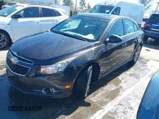 2014 Chevrolet Cruze 2LT z VIN 1G1PE5SB7E7200554, wystawiony jako IAAI lot #41739058 z przebiegiem 103 259 mil mil oraz . Historia ofert i sprzedaży dostępna na DreamBid. Obrazek 2.