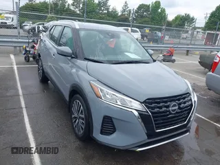 2023 Nissan Kicks SV z VIN 3N1CP5CV0PL509549, wystawiony jako IAAI lot #42314220 z przebiegiem 52 589 mil mil oraz . Historia ofert i sprzedaży dostępna na DreamBid. Obrazek 1.