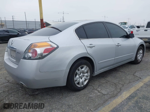 2009 Nissan Altima S z VIN 1N4AL21E89N488492, wystawiony jako IAAI lot #42438383 z przebiegiem 152 533 mil mil oraz . Historia ofert i sprzedaży dostępna na DreamBid. Obrazek 4.