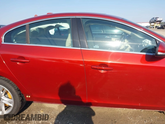 2015 Volvo S60 T5 Drive-E Premier z VIN YV140MFK7F1349445, wystawiony jako IAAI lot #42138682 z przebiegiem 104 111 mil mil oraz . Historia ofert i sprzedaży dostępna na DreamBid. Obrazek 13.