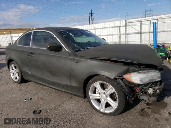 2012 BMW 1 Series 128i z VIN WBAUP9C53CVL91433, wystawiony jako Copart lot #76813734 z przebiegiem 105 877 mil mil oraz Nie do naprawy • Non repairable. Historia ofert i sprzedaży dostępna na DreamBid. Obrazek 4.