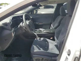 2023 Lexus RZ 450e Premium z VIN JTJAAAAB9PA011698, wystawiony jako Copart lot #64390964 z przebiegiem 12 303 mil mil oraz Szkody całkowita. Historia ofert i sprzedaży dostępna na DreamBid. Obrazek 7.