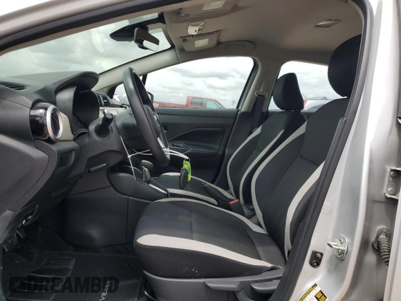 2020 Nissan Versa SV z VIN 3N1CN8EV5LL810008, wystawiony jako Copart lot #53625285 z przebiegiem 33 440 mil mil oraz Czysty tytuł • Clean title. Historia ofert i sprzedaży dostępna na DreamBid. Obrazek 7.