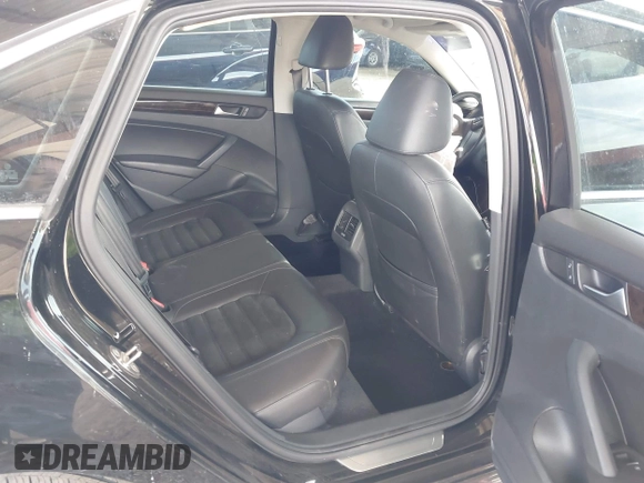 2015 Volkswagen Passat SEL Premium z VIN 1VWCV7A39FC088048, wystawiony jako IAAI lot #41896215 z przebiegiem 94 635 mil mil oraz . Historia ofert i sprzedaży dostępna na DreamBid. Obrazek 8.