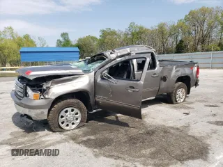 2013 GMC Sierra 2500HD SLT z VIN 1GT121E81DF240874, wystawiony jako Copart lot #54613995 z przebiegiem 144 836 mil mil oraz Nie do naprawy • Non repairable. Historia ofert i sprzedaży dostępna na DreamBid. Obrazek 1.