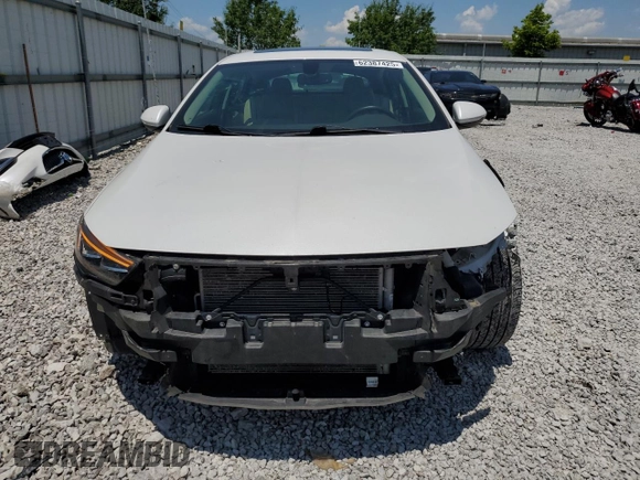 2018 Buick Regal Essence with VIN W04GP6SXXJ1093574, listed as a Copart auction lot 62387425 with 27,879 mi miles and Salvage title. Bid and sale history available at DreamBid. Image 5.