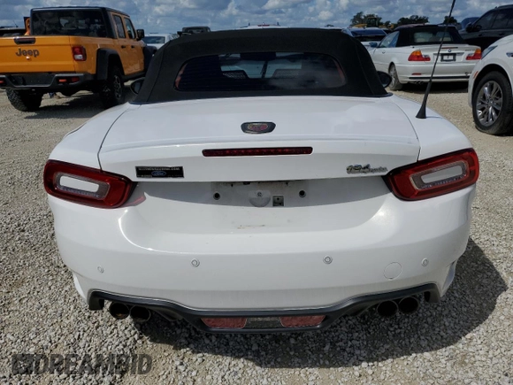 2017 FIAT 124 Spider Elaborazione Abarth z VIN JC1NFAEK3H0122865, wystawiony jako Copart lot #74121844 z przebiegiem 42 643 mil mil oraz Szkoda całkowita • Salvage title. Historia ofert i sprzedaży dostępna na DreamBid. Obrazek 6.