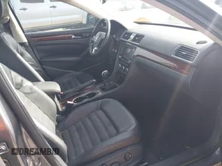 2013 Volkswagen Passat SEL Premium z VIN 1VWCP7A35DC013404, wystawiony jako IAAI lot #42452886 z przebiegiem Nie podano mil oraz . Historia ofert i sprzedaży dostępna na DreamBid. Obrazek 5.