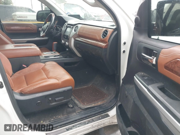 2015 Toyota Tundra Platinum z VIN 5TFGY5F14FX178336, wystawiony jako IAAI lot #42468099 z przebiegiem 239 977 mil mil oraz . Historia ofert i sprzedaży dostępna na DreamBid. Obrazek 5.