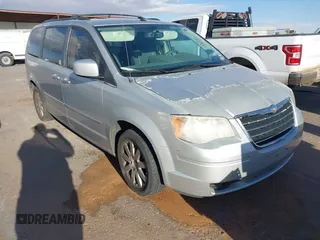 2010 Chrysler Town & Country Touring z VIN 2A4RR5D10AR241247, wystawiony jako IAAI lot #41767320 z przebiegiem 130 260 mil mil oraz . Historia ofert i sprzedaży dostępna na DreamBid. Obrazek 1.