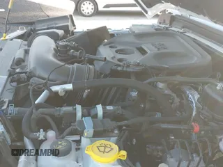 2025 Jeep Wrangler Sahara z VIN 1C4PJXENXSW574145, wystawiony jako IAAI lot #42856889 z przebiegiem 5 962 mil mil oraz . Historia ofert i sprzedaży dostępna na DreamBid. Obrazek 20.