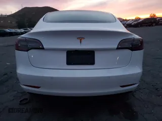 2022 Tesla Model 3 z VIN 5YJ3E1EA6NF237977, wystawiony jako Copart lot #84755374 z przebiegiem 54 645 mil mil oraz Szkoda całkowita • Salvage title. Historia ofert i sprzedaży dostępna na DreamBid. Obrazek 6.