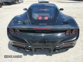 2021 Ferrari F8 z VIN ZFF92LLA8M0268230, wystawiony jako Copart lot #50326925 z przebiegiem 18 802 mil mil oraz Szkoda całkowita • Salvage title. Historia ofert i sprzedaży dostępna na DreamBid. Obrazek 6.